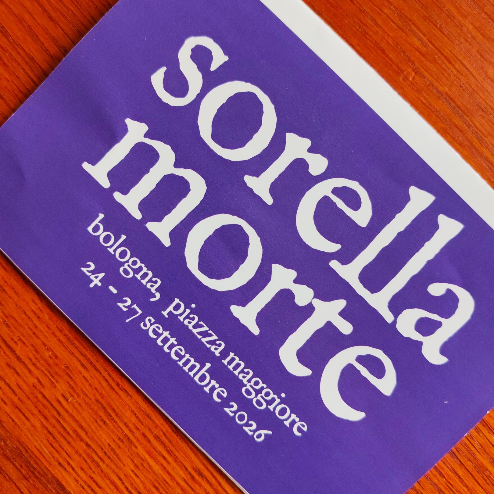 Cartoncino viola del Festival Francescano: sorella morte, Bologna, Piazza Maggiore, 24–27 settembre 2026