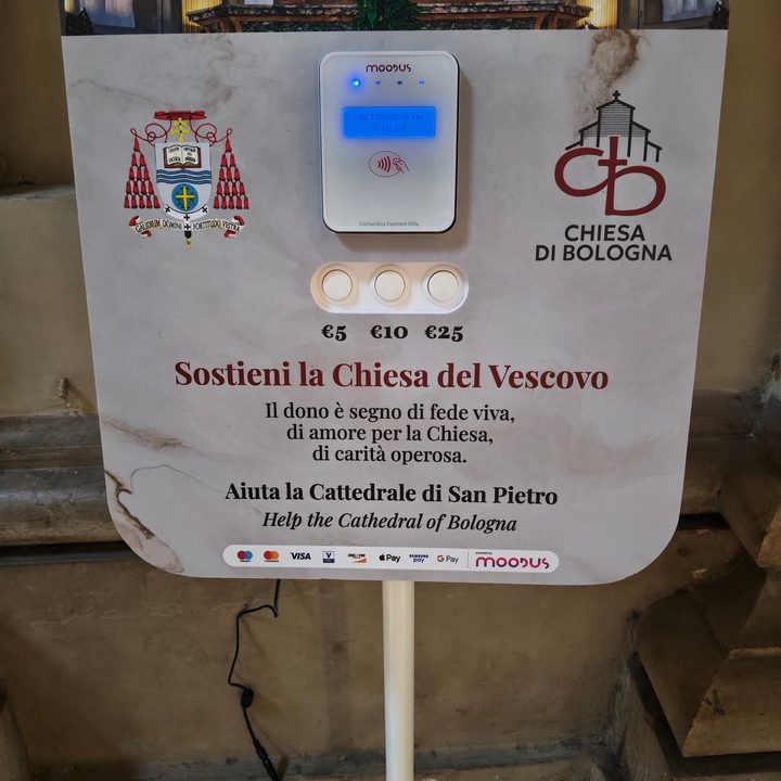 Il pannello «Sostieni la Chiesa del Vescovo» con il lettore contactless e i tasti da 5, 10 e 25 euro