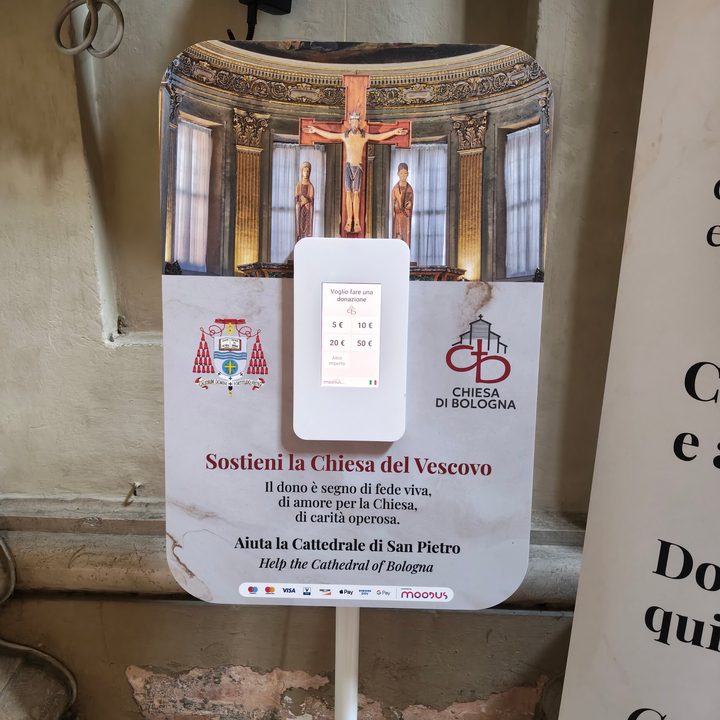 Il pannello «Sostieni la Chiesa del Vescovo» con lo schermo per donare 5, 10, 20 o 50 euro