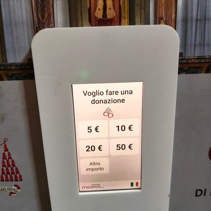 Lo schermo del totem: «Voglio fare una donazione», 5, 10, 20, 50 euro o altro importo