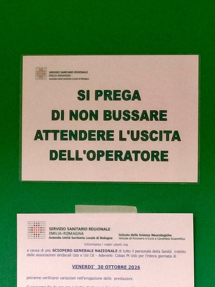 Il cartello da vicino: «Si prega di non bussare, attendere l'uscita dell'operatore», sotto l'avviso di uno sciopero
